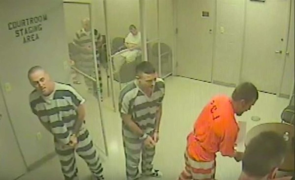 Video: Prisioneros escapan de celda para salvar a guardia