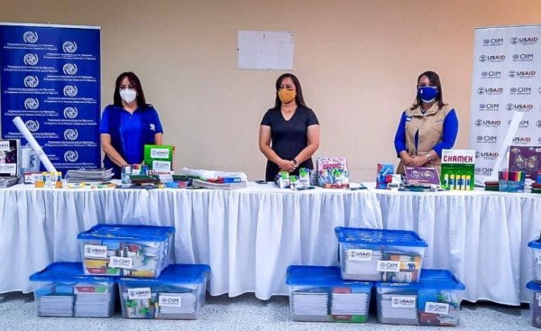 Entregan maletas educativas sobre migración para escuelas de Honduras