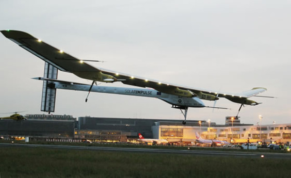 Aterriza primer vuelo de avión Solar Impulse