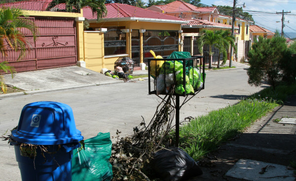 Solo dos camiones de 60 recogen la basura en la capital industrial