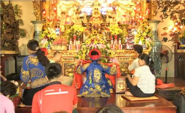 Chamanes de Vietnam invocan espíritus para sanar enfermedades