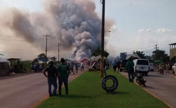 Un muerto en incendio de coheterías en Honduras