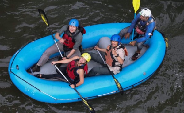 Juan Orlando Hernández recorre en rafting el río Cangrejal de La Ceiba