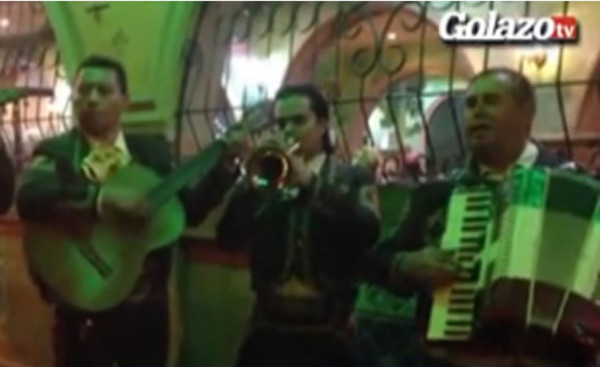 Vídeo: Mariachi dedica canción a Selección de Honduras