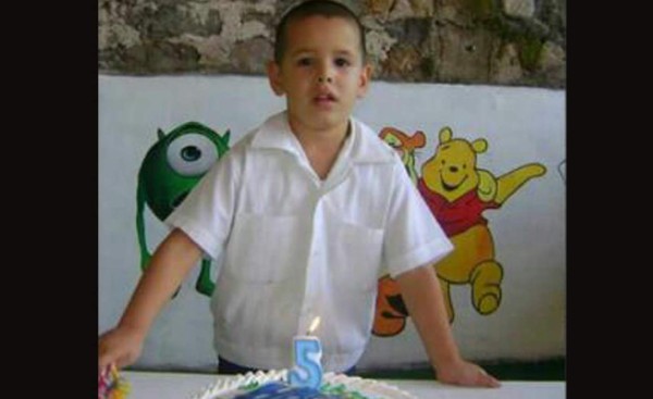 Acribillan a niño de 8 años cuando viajaba con sus padres en un carro