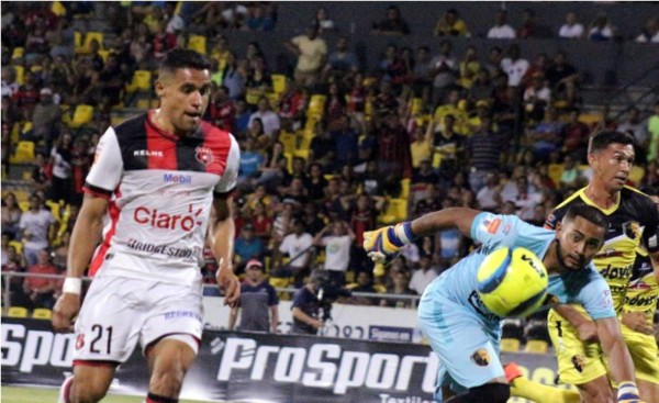 ¡Roger Rojas marca otro doblete y hace líder al Alajuelense!