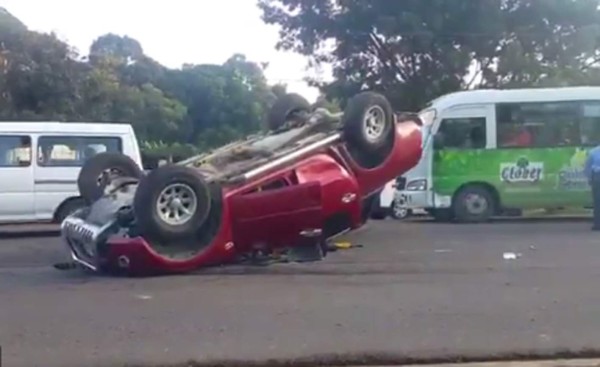 Pick up queda con las llantas hacia arriba tras accidente