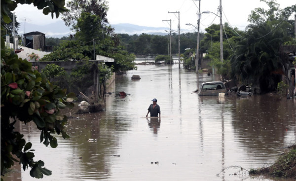 Acapulco sufre nuevas inundaciones y amenaza de lluvias 