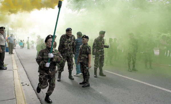 Escolares piden por la paz en su marcha cívica