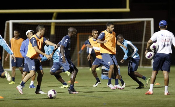 Honduras se prueba en la grama sintética en Houston