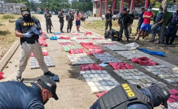 Prisión preventiva contra lancheros capturados con 739 kilos de cocaína