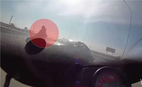 El conductor pierde el control del automóvil y queda cruzado en mitad de la carretera, por lo que los dos pilotos de las motos no pudieron evitar el encontronazo. Foto YouTube.