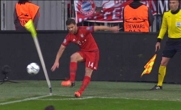 VIDEO: Xabi Alonso y el tiro de esquina más ridículo de la historia