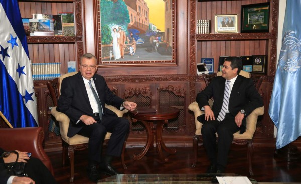 Presidente de Honduras recibe a zar antidrogas de ONU