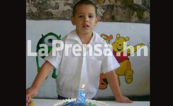 Acribillan a niño de 8 años cuando viajaba con sus padres en un carro