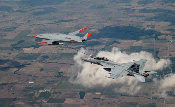 Dron reabastece de combustible a avión militar en pleno vuelo