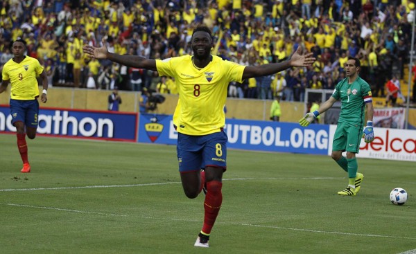 Ecuador revive al golear a Chile