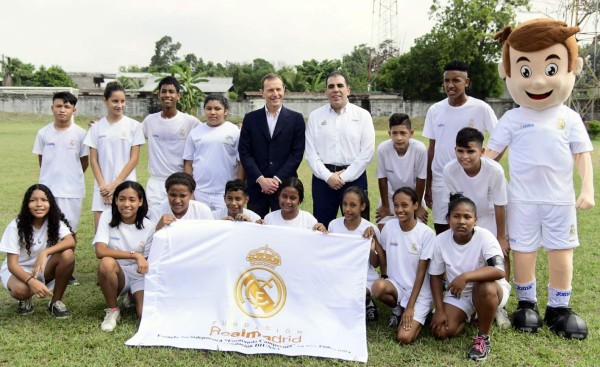 Emilio Butragueño jugó y compartió enseñanzas con niños de Honduras