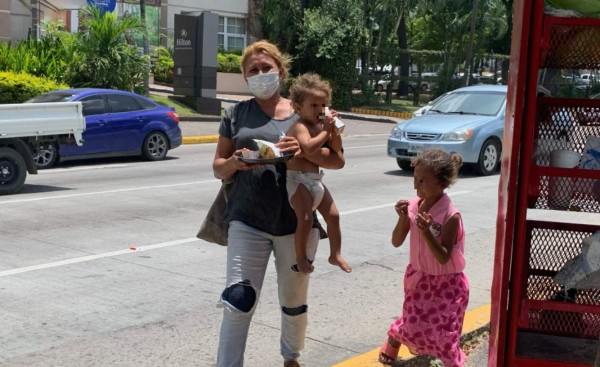 ¡Piden en semáforos! La dura realidad de quienes lo perdieron todo por Eta y Iota