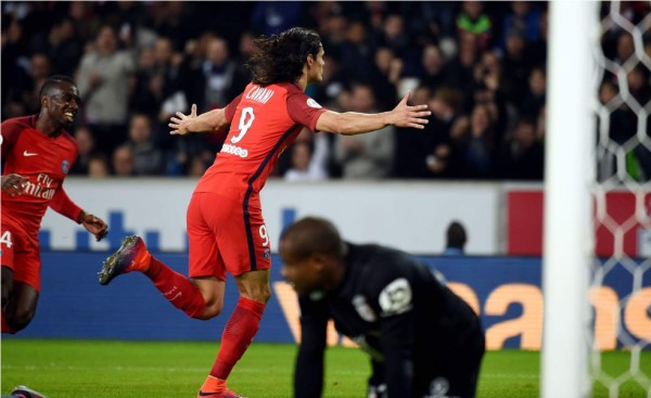 El PSG triunfa ante Lille con un golazo de Cavani