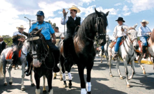 Mel Zelaya encabezó desfile de caballos