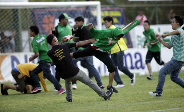 Batalla campal entre barras de Marathón y Real España