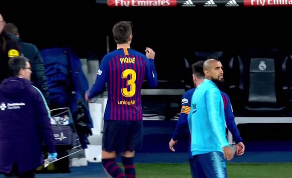 Piqué enciende a la afición del Real Madrid con un provocativo gesto en el Bernabéu
