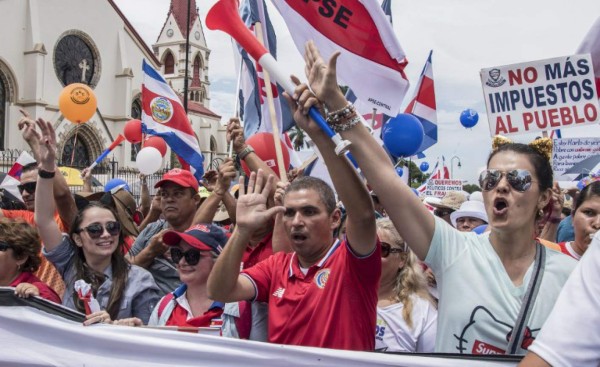 Huelguistas intentan agredir a presidente de Costa Rica