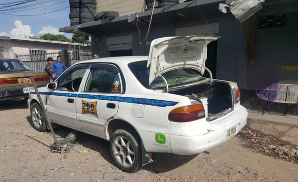 Pistoleros matan a taxista mientras reparaba su vehículo