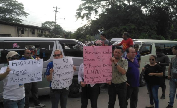 Conductores de buses y pobladores se toman carretera hacia Ticamaya
