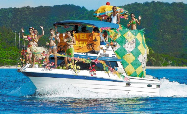 Guanaja festejó por mar y tierra