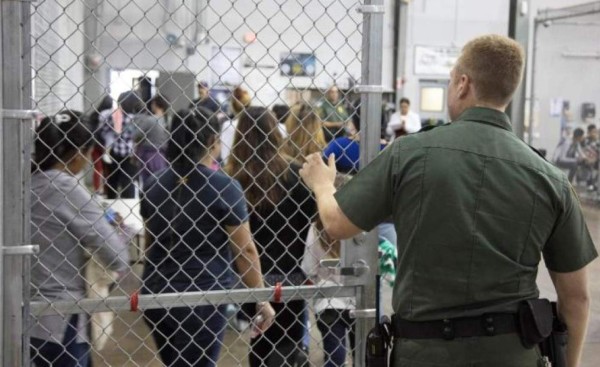 Una menor abusada sexualmente en un albergue de EEUU es reunificada con su familia