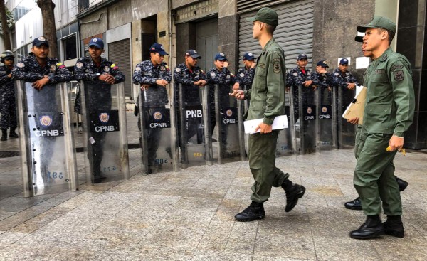 Policía bloquea acceso a diputados al Parlamento por presunta alerta de bomba