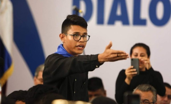 Estudiante que encaró a Ortega denuncia asedio de la policía en Nicaragua