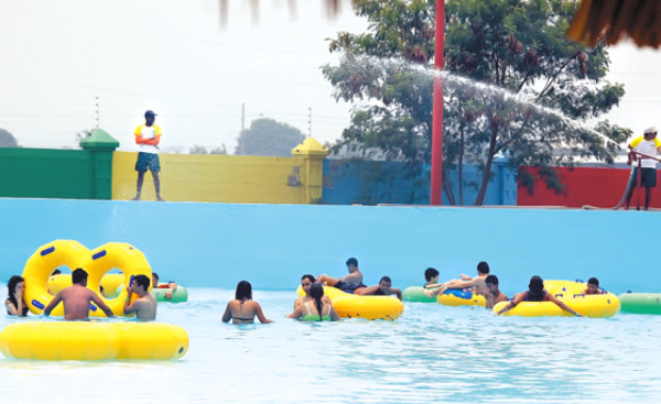 Abarrotados parques acuáticos y balnearios