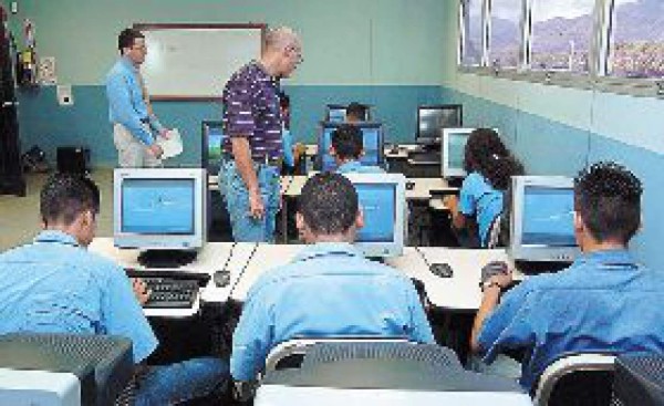 Funadeh capacita a jóvenes en computación