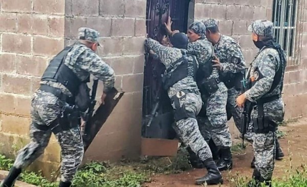 Detienen a pastores por encerrar a su congregación sin alimento como penitencia en El Salvador