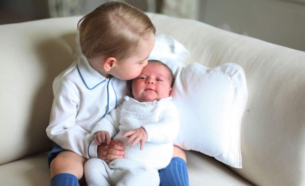 Comparten primeras fotos de George y Charlotte