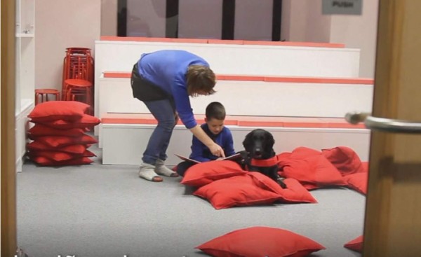 Perros ayudan a los niños lituanos a leer