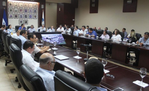 Alcaldía sampedrana y empresarios acuerdan trabajar juntos en aspectos de interés de la ciudad