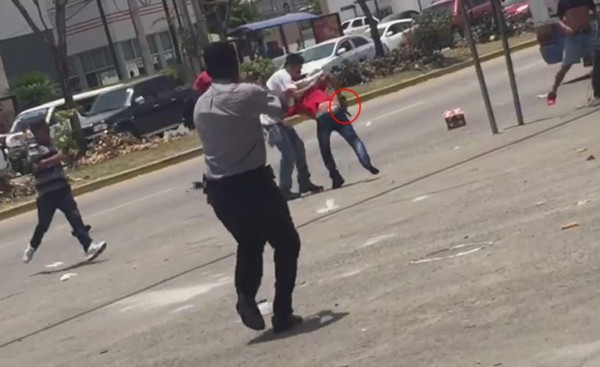 VIDEO: Transportista hondureño lucha por quitarle arma a un delincuente