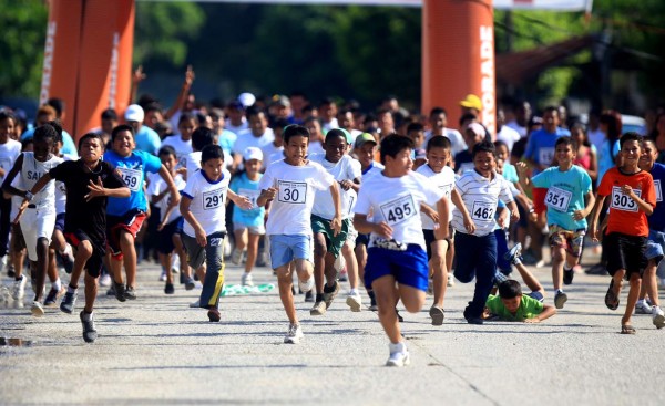 Hondureños corren por la vida en la Rivera Hernández