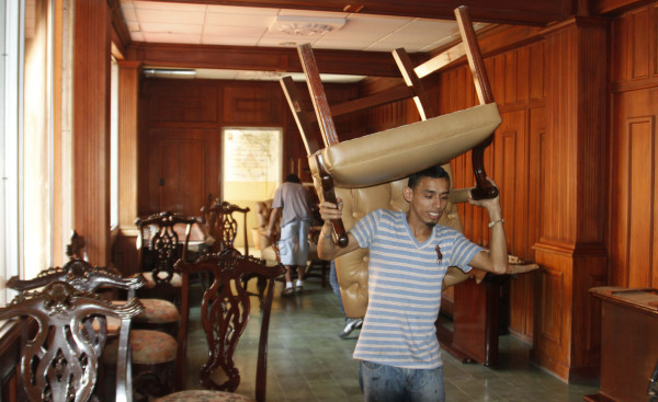 Cuatro quincenas de salario atrasado esperan a Calidonio