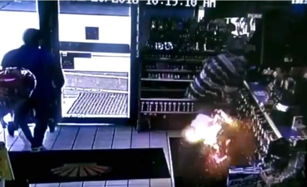 Le explota un cigarrillo electrónico y casi muere calcinado