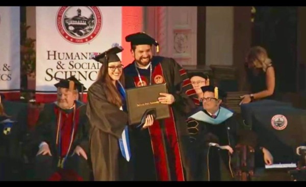 Hondureña graduada con honores en EEUU