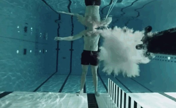 Se atreve a recibir un disparo a pecho descubierto bajo el agua