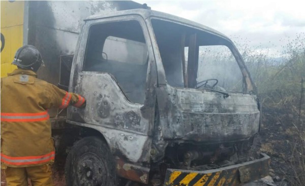 Incendian vehículo repartidor de lácteos en Tegucigalpa
