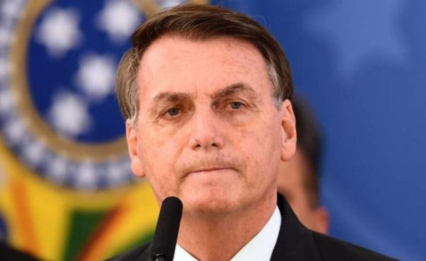 Multan a Bolsonaro por no usar mascarilla en Brasil