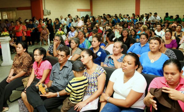 Cientos de adultos llegaron a la clausura del programa de alfabetización en el Intae. Foto: Amílcar Izaguirre