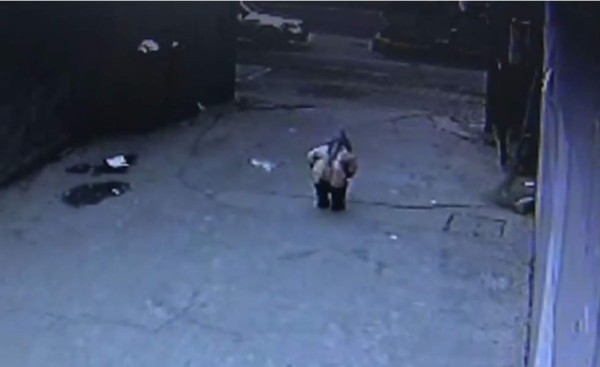 Furgoneta pasa por encima de un niño, quien se levanta como si nada pasó